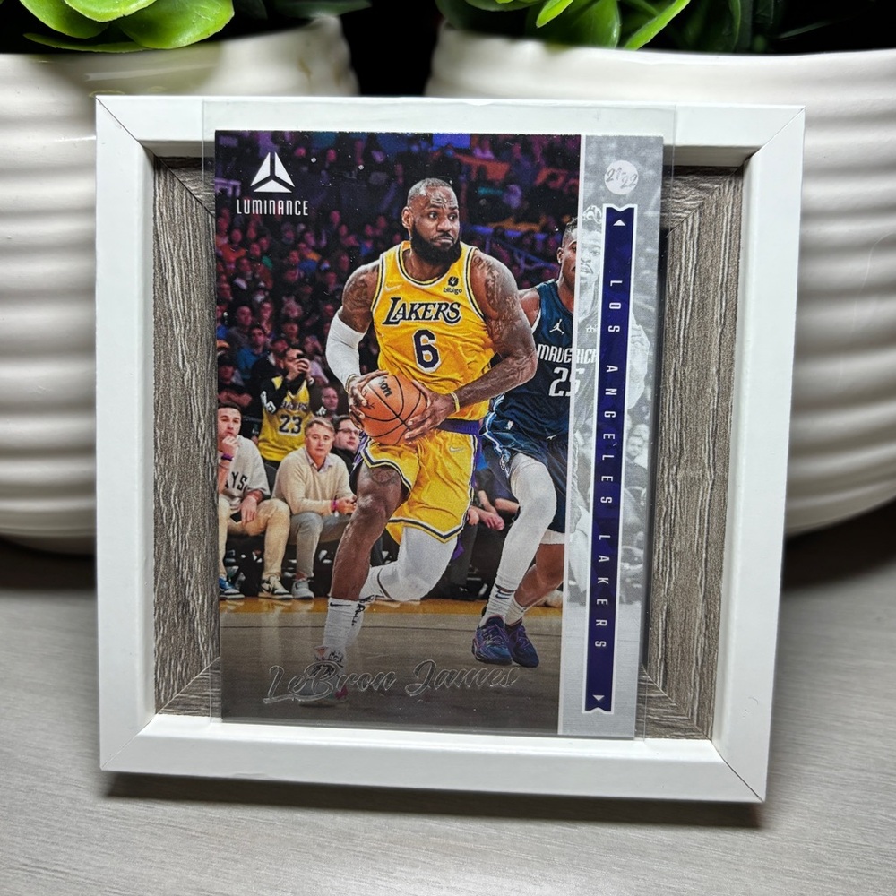 2021-22 Panini Chronicles Luminance LeBron James #259 Los Angeles Lakers